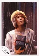 KAT-TUN/上田龍也/上體衣灰色衛衣帽右手禮品盒視線上方背景門/官方生寫真