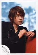 KAT TUN / Tatsuya Ueda / Upper Body / Costume black / Eye view right / Sofa red / Sitting / Background light blue / Official Official photo