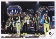 Arashi / Gathering (5 people) / Live Photo / Horizontal / Whole Body / Costume Yellow Black / Center Ninomiya / Official Official photo