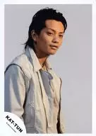 KAT TUN / Sei Tanaka / Upper body / Costume white / Body facing right / Eye view right / Background grey / Official Official photo