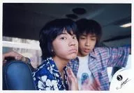 Kanjani8 / shibuya Subaru / Murakami Shingo / Horizontal / Busto Para Cima / shibuya Aloha Shirt Azul-Branco / Murakami Shirt Check Azul-Vermelho / Dentro do carro / Foto oficial ao vivo