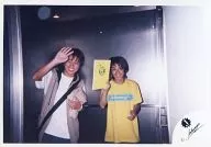 ジャニーズ/国分博・今井翼/横型・上半身・今井Tシャツ黄・右手台本・背景銀/公式生写真