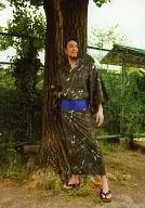 石坂勇(京楽春水)/全身・衣装緑の浴衣・帯青色・右手お腹・背景木・私服ショット/BLEACH連載10周年記念公演ROCK MUSICAL BLEACH