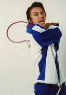 森本亮治(河村隆)/膝上・衣装白・青色のジャージ・両手ラケット・背景白・キャラクターショット/ミュージカル『テニスの王子様』2003年夏追加公演