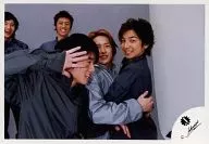 ジャニーズ/集合(5人)/横型・風間右手パー・生田滝沢抱き合う・背景グレー