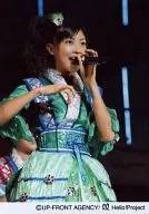 Berryz Kobo / Yurina Kumai / Live Photo / Kneecap / Costume Green / Left Hand Microphone / Background Black / Official Official photo