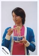 Kanjani Eight / Tadayoshi Okura / Upper Body / Horizontal Gaze / Left Hand Bowl / Right Hand Chopstick / Noodles / Shirt Pink / Official Official photo