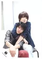 7 WEST/Kotaki Mochi, Takemoto Shinpei / Sentado, vestido azul escuro, preto, pescoço, braços, cabeça, queixo / fotografia oficial ao vivo