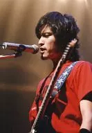 TOKIO/長瀬智也/ライブフォト・バストアップ・Tシャツ赤・体左向き・ギター・枠無し/公式生写真