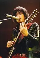 TOKIO/長瀬智也/ライブフォト・上半身・衣装黒赤・ギター・背景黒・枠無し/公式生写真