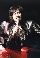TOKIO/長瀬智也/ライブフォト・膝上・座り・衣装黒赤・右手マイク・目線右・背景黒・枠無し/公式生写真