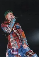 V6/森田剛/ライブフォト・膝上・衣装赤・青のチェック柄・右手マイク・帽子緑・背景黒・枠無し/公式生写真