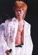 V6/森田剛/ライブフォト・膝上・衣装白・ネックレス・目線左・右手マイク・背景黒・枠無し/公式生写真