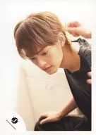 NYC /中山優馬/上半身・シャツ黒・目線下・他の人の手・背景白/公式生写真