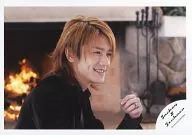 タッキー＆翼/滝沢秀明/横型・バストアップ・衣装黒・右向き・左手前・暖炉/公式生写真