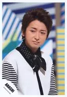 Arashi / Satoshi Ohno / Bust up / Costume white / Sleeves striped black and white / Eye left / Official Official photo