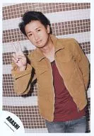 Arashi / Satoshi Ohno / Above-the-knee / Jacket brown / Inner red / Right hand piece / Background brown / White / Official Official photo