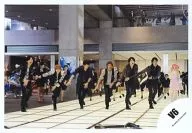 V6 / Gather (6 people) / Live Photo, Horizontal, Whole Body, Costume Black, Left Foot Raised, Both Hands Horizontal, Floor Yellow / Official Official photo