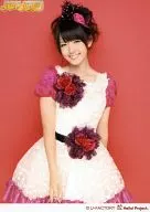 °C-ute/鈴木愛理/膝上・衣装白・ピンク・右手下・背景赤・2Lサイズ/Hello! Project 2012 WINTER ハロ☆プロ天国 ～ロックちゃん～