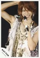 KAT-TUN/上田龙也/现场照片·上半身·服装白·金·左手麦克风·右掌心·视线右·背景黑/官方生写真