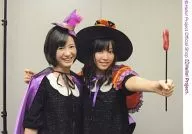 モーニング娘。/生田衣梨奈・譜久村聖/横型・上半身・衣装黒・帽子・左手棒・肩組み・背景白/公式生写真