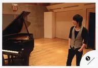 Kinki Kids / Koichi Domoto / Horizontal / Above Knee / Best Gray / Inner Black / Both Hands Pocket / Eye-Facing Right / Piano / Official Official photo