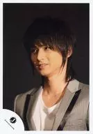 Kinki Kids/堂本光一/バストアップ・ジャケットグレー・目線左・背景黒/公式生写真