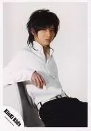 Kinki Kids / Koichi Domoto / Above-the-knee / Sitting / Shirt white / Pants black / Body facing right / Background white / Official Official photo