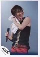 Kinki Kids/堂本光一/现场照片·膝上·背心黑色·左手毛巾·右手麦克风·背景灰色/官方生写真
