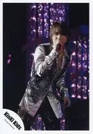 Kinki Kids/堂本光一/ライブフォト・膝上・ベスト黒・シャツ銀・右手マイク・背景紫黒/公式生写真