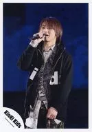 Kinki Kids/堂本光一/現場照片·上半身·衛衣黑·右手麥剋風·視線左·背景深藍色/官方生寫真