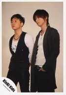 Kinki Kids / Koichi Domoto, Tsuyoshi Domoto / Above-the-knee / Black costume / White inner / Mitsuichi both hand pockets / Right eye view / Beige background / Official Official photo