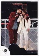 Johnnys / Tomoya Nagase / Koichi Domoto / Live Photo / Whole Body / Nagase Costume Red / Shoulder-arm / Right Hand Microphone / Official Official photo