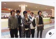 Kinki Kids / Group (5 people) / Horizontal ・ Knee-Up ・ Center Domoto Koichi ・ Arm-Band ・ Hats ・ Fuyu / Official Official photo