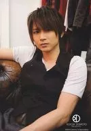 Kinki Kids / Koichi Domoto / Upper body ・ Sofa sitting ・ Vest black ・ Inner white ・ Right hand sofa / KOICHI DOMOTO 2012 Gravity