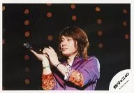 Kanjani Eight / Shodai Yasuda / Horizontal, Live Photo, Bust Up, Purple Costume, Both Hands Matching, Right Hand Microphone, Left Eye View / Official Official photo