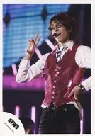 NEWS / Keiichiro Koyama / Live Photo / Above the Knee / Shirt White / Vest Red / Right Hand Piece / Left Hand Hip / Glasses / Official Official photo