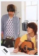 NEWS / Takahisa Masuda / Yuya Tegoshi / Sitting in Tegoshi / T-shirt yellow / Guitar / Right-hand paper / Under Masuda's eyes / Indoor / Official Official photo