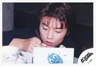 Kinki Kids/堂本剛/横型・顔アップ・右手ペン・目線下・背景黒/公式生写真