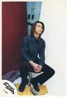 Kinki Kids/堂本光一/全身・シャツ紺色・ズボン黒・座り・目線右向き・背景白/公式生写真