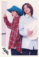 Kinki Kids / Koichi Domoto, Tsuyoshi Domoto / Above-the-knee ・ Costume Red Check Pattern Shirt ・ Light Blue Shirt ・ Cap ・ Eye Left / Official Official photo