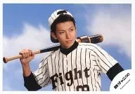 Kanjani Eight / Tadayoshi Okura / horizontal ・ bust up ・ costume baseball uniform white ・ black "Fight ∞" ・ right-hand bat ・ background sky / official Official photo