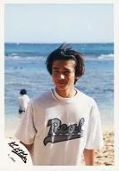 Kinki Kids / Koichi Domoto / Bust up ・ T-shirt white (Rock) ・ Sunglasses on head ・ Background Sea / Official Official photo