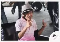 V6 / Takeshi Morita / Horizontal, Upper body, Pink Shirt, fingers of both hands Holder, Cap, Seated / Official Official photo