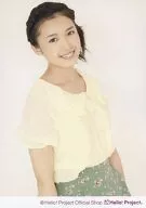 °C-ute/中島早貴/膝上・衣装黄色緑花柄・体右向き・背景白/公式生写真