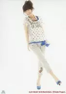 °C-ute/鈴木愛理/全身・衣装グレー・白・足交差・笑顔・2Lサイズ/°C-ute＆スマイレージ プレミアムライブ2011春～°C＆Sコラボレーション大作戦～