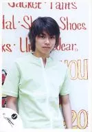 タッキー＆翼/今井翼/上半身・衣装緑・背景英字の壁白赤/公式生写真
