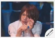 KAT TUN / Tatsuya Ueda / Horizontal type ・ Bust up ・ Costume white ・ Right hand PET bottle ・ Left hand straw ・ Eye left / Official Official photo