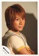 Kanjani Eight / Akihiro Yasuda / Bust Up / Best Gray / T-Shirt White Yellow / Arm Fold / Body Facing Right / Official Official photo