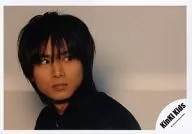 Kinki Kids/堂本光一/横型・バストアップ・衣装黒・体左向き・目線右向き・背景ベージュ/公式生写真